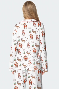 Détail de pyjamas de Noël avec imprimé Père Noël et bords passepoilés rouges vifs