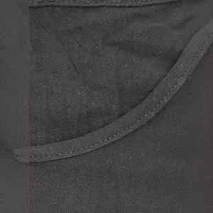 Détail de la couture du col rond sur une robe décontractée noire à manches courtes