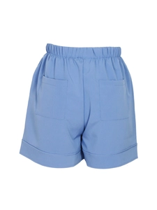 Détail du short d'été bleu clair à taille haute avec ceinture élastique et poches arrière