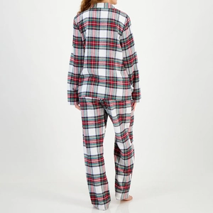 Vue arrière d'un pyjama à carreaux rouge et vert avec manches longues en coton doux et chaud