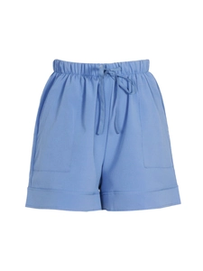 Détail du short bleu clair à taille haute avec cordon de serrage élastique et grandes poches