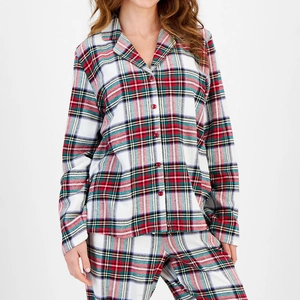 Détail d'un pyjama à carreaux rouge et vert avec manches longues et boutonnage frontal