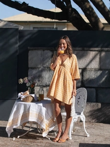 Robe vichy jaune vintage française avec décolleté en V profond pour l'été