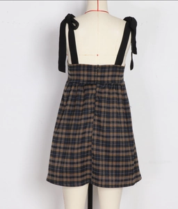Détail de la robe écossaise vintage avec taille haute et fermeture éclair invisible