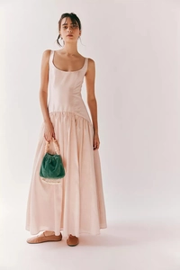 Robe longue rose sans manches avec décolleté en U et sac en velours à franges perlées