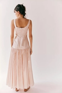 Détail du dos nu de la robe en satin rose champagne avec un élégant décolleté en U et plis