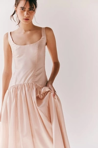 Détail d'une élégante robe maxi en satin champagne avec de fins plis et une encolure carrée