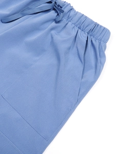 Détail du short décontracté bleu clair avec taille élastique et cordon de serrage réglable