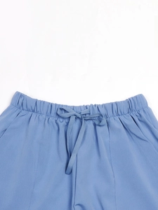 Détail de la taille élastique avec cordon de serrage sur ce short décontracté bleu