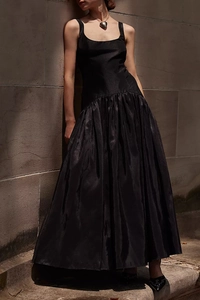 Détails de l'élégante robe longue en satin noir avec encolure carrée et bretelles