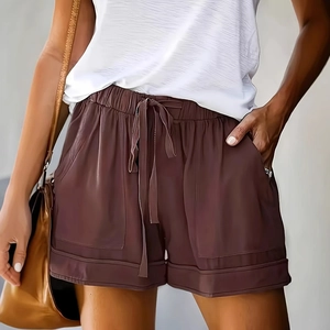 Détail du short taille haute marron foncé avec cordon de serrage, poches cargo et revers