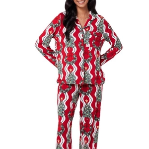 Pyjama de Noël pour femmes avec rayures rouges et motifs d'arbres festifs sur blanc