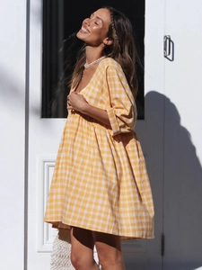 Robe babydoll rétro à carreaux jaunes et blancs avec col en V profond et coupe trapèze