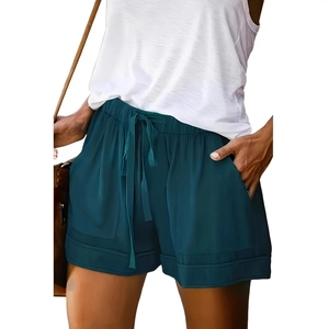 Détail du short décontracté vert foncé à taille haute avec ceinture élastique et cordon