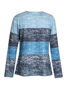 Rückansicht eines Langarm-Tops mit blauen Streifenmustern und strukturierter Strickware