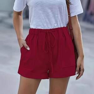 Détail du short rouge taille haute avec taille élastique à cordon et grandes poches carrées