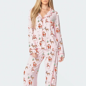 Pyjama rose à manches longues avec imprimés de Noël comme le Père Noël et des rennes