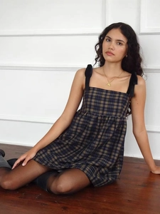 Robe courte vintage à carreaux avec bretelles à nœuds en satin noir et décolleté carré