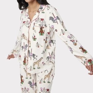 Pyjama femme imprimé cirque avec chemise à manches longues et liseré rouge
