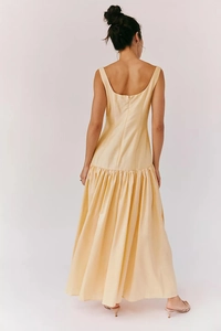 Vue arrière d'une robe longue dos nu abricot avec plis étagés et jupe fluide