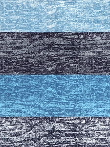 Detailaufnahme von mehrfarbig blauem Streifenstoff mit Mikrozeichen und Stricktextur
