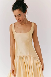 Détail d'une robe maxi champagne vintage de style français avec corsage plissé et jupe