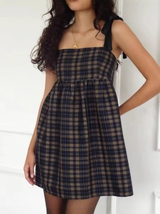 Mini robe à carreaux avec rubans noirs aux épaules et taille haute à plis