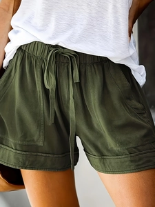 Détail du short taille haute vert militaire avec cordon de serrage et poches carrées