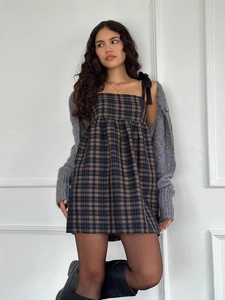Robe à carreaux rétro avec cardigan en maille grise et détails de nœuds noirs