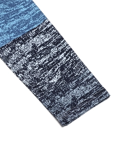 Detailansicht der blau abstrakten Druckgrafik und der ordentlichen Doppelnahtverarbeitung