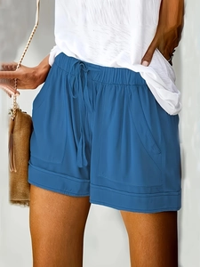 Détail du short taille haute bleu marine avec cordon de serrage élastique et poches latérales