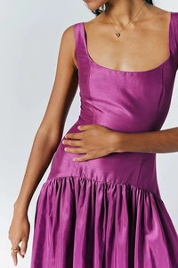 Détails de la robe en satin magenta avec encolure en U et texture plissée fine