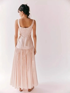 Robe maxi élégante en satin rose clair dos nu avec jupe plissée et zip au dos