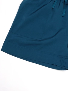 Détail de short taille haute sarcelle avec cordon de serrage et ourlet à coutures renforcées