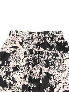 Detailopname van bloemenprint op katoen-linnen broek met een gladde geweven textuur