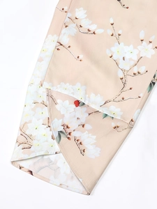 Pantalon droit en lin pour femme avec imprimé floral magnolia blanc sur fond beige doux