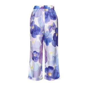 Detail der weiten Hose mit lila Blumenmuster, elastischem Bund und Umschlag am Saum