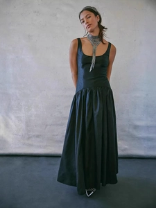 Robe longue élégante en satin noir sans manches avec taille haute et jupe évasée