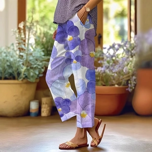 Detailansicht des Blumendrucks auf atmungsaktiver weißer Freizeithose mit lila Blumen