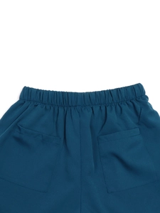 Détail du short taille haute bleu sarcelle avec taille élastique et poches plaquées