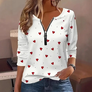 Detail eines Damen-Poloshirts mit rotem Herzprint und Reißverschluss mit Metallring-Puller
