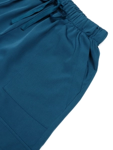 Détail d'un pantalon décontracté sarcelle à taille haute avec cordon de serrage