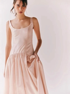 Robe midi élégante en satin champagne avec décolleté en U et ourlet plissé pour les fêtes