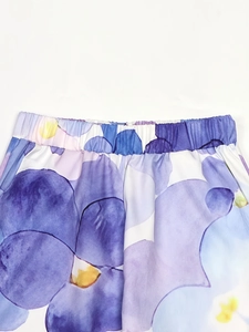 Detail einer floral bedruckten Freizeithose mit elastischem Bund und weichem Chiffon-Stoff