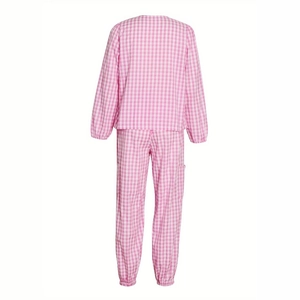 Vue arrière d'un ensemble de détente en coton et lin à carreaux roses avec poignets