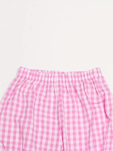 Détail du pantalon en coton vichy rose avec taille élastique et texture plissée