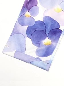 Damen Freizeithose mit lila und blauem Blumendruck und weichem Aquarell-Blumenmuster