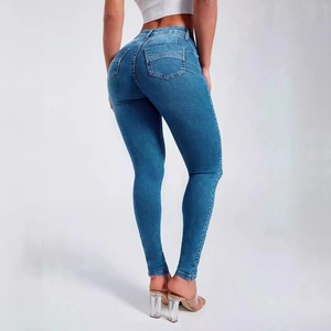 Détail de la vue arrière montrant l'effet push-up et la coupe ajustée du jean bleu