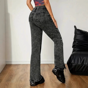 Detailansicht graue High-Waist-Jeans mit Acid-Wash-Effekt und seitlicher Schnürung am Bein