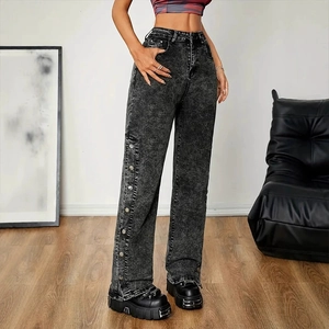 Detail der High-Waist-Jeans mit weiter Beinform, Acid-Wash und seitlichen Metallknöpfen